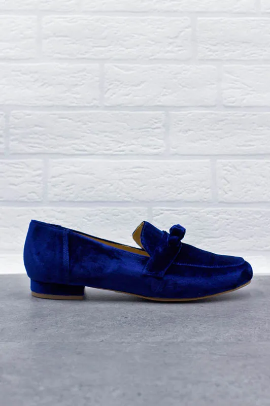 Mocasín de terciopelo azul eléctrico con lazo