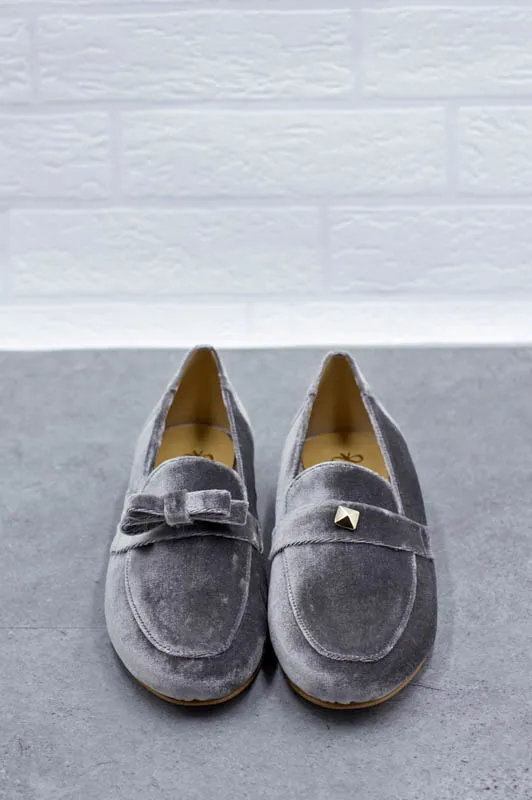 Mocasines de terciopelo gris con lazo