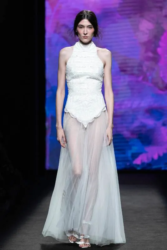 Modelo con vestido blanco de tul en la pasarela de MBFW Madrid