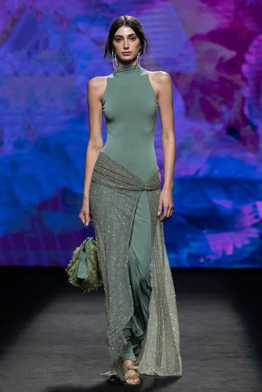 Modelo con conjunto verde de punto en la pasarela de MBFW Madrid
