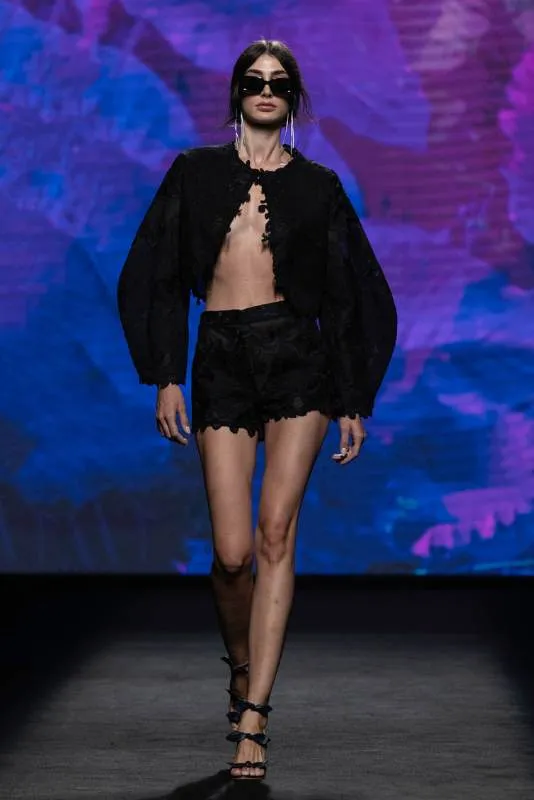 Modelo con conjunto negro de encaje en la pasarela de MBFW Madrid