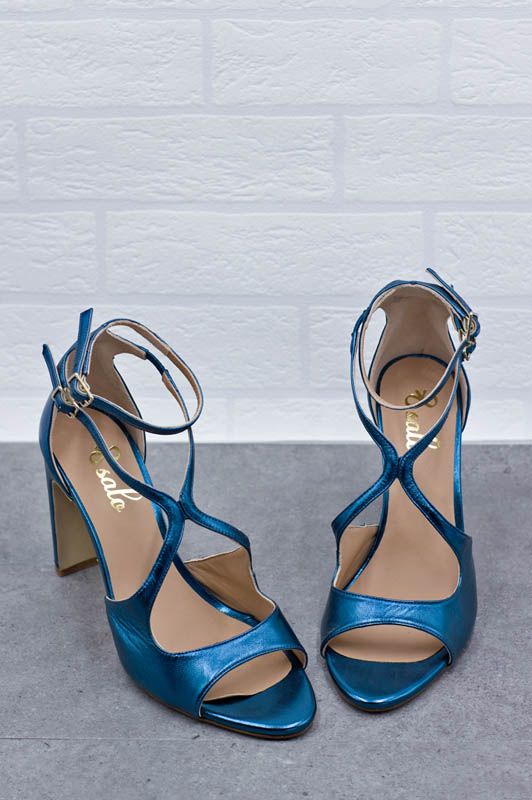 Sandalias Sara en piel azul metalizada con tiras cruzadas