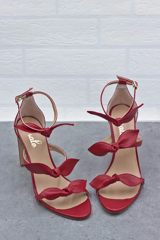 Sandalias rojas con lazos en las tiras