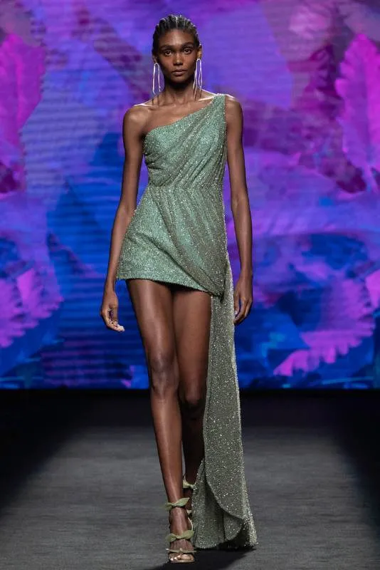Modelo con vestido verde de un hombro en la pasarela de MBFW Madrid