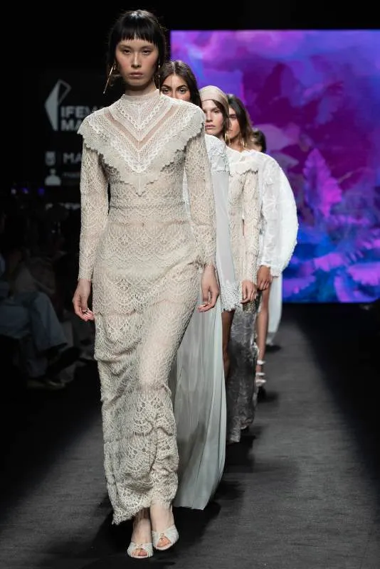 Final del desfile con modelos vestidas de encaje en MBFW Madrid