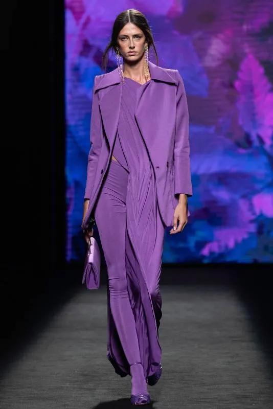 Modelo con traje de chaqueta morado en la pasarela de MBFW Madrid