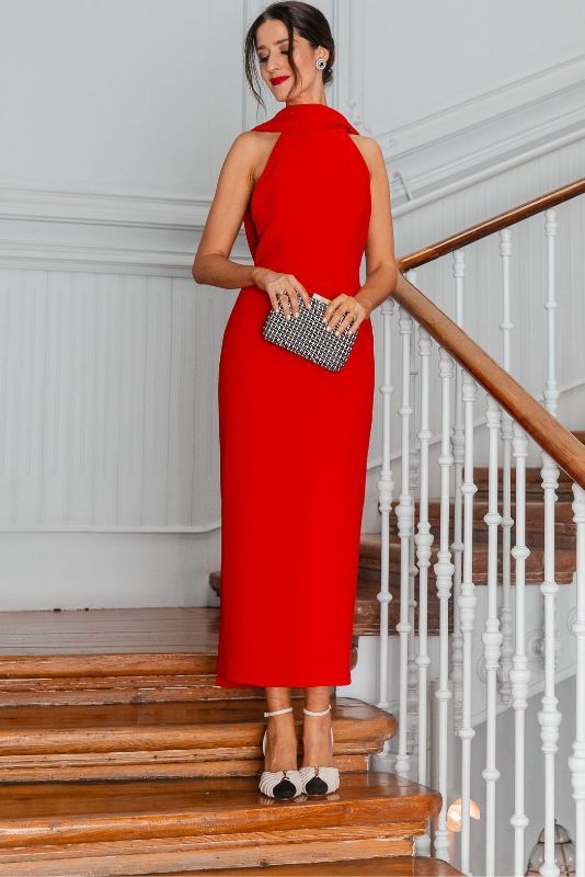 Invitada con vestido rojo y zapatos Inés R en una escalera