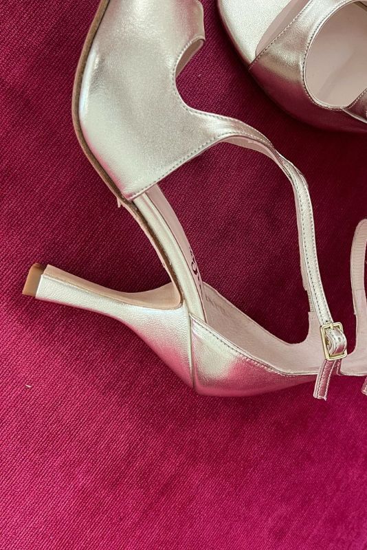 Sandalia Sara champagne, detalle del tacón y la hebilla