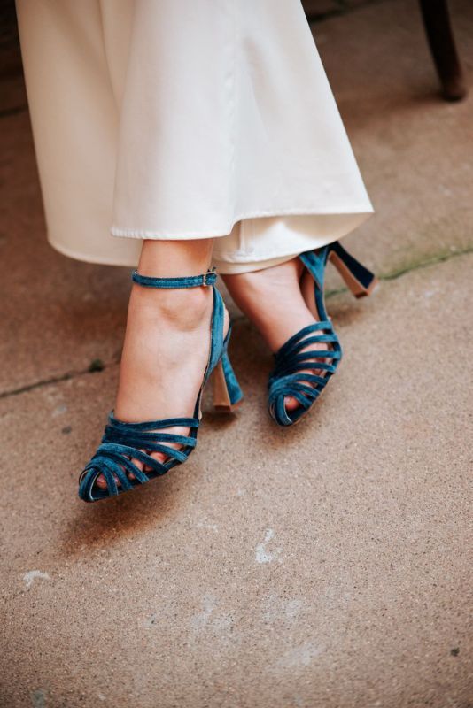 Sandalias Silvia en terciopelo azul petróleo con tiras y pulsera