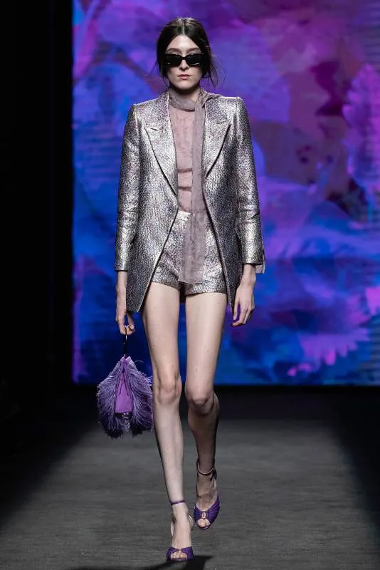 Modelo con blazer y shorts metalizados en la pasarela de MBFW Madrid