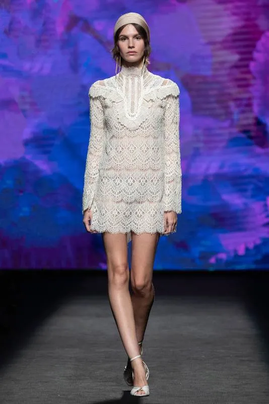 Modelo con minivestido de ganchillo blanco en la pasarela de MBFW Madrid