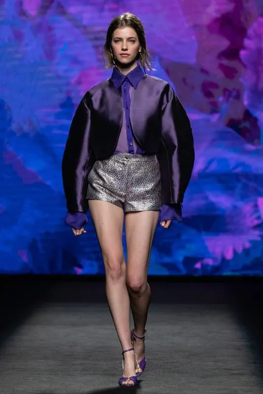 Modelo con camisa morada y shorts plateados en la pasarela de MBFW Madrid