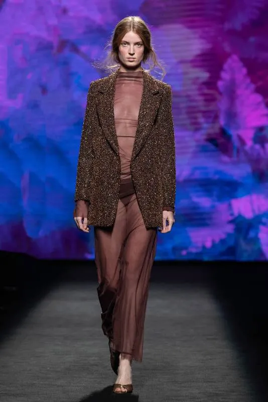 Modelo con blazer marrón brillante en la pasarela de MBFW Madrid