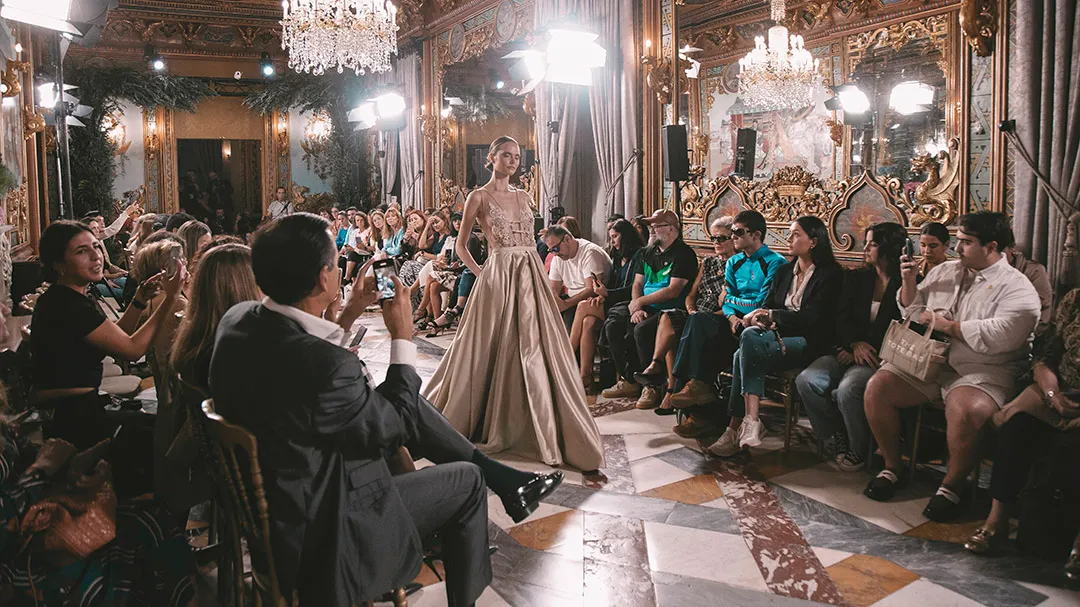 Desfile de moda nupcial en un salón palaciego durante Atelier Couture