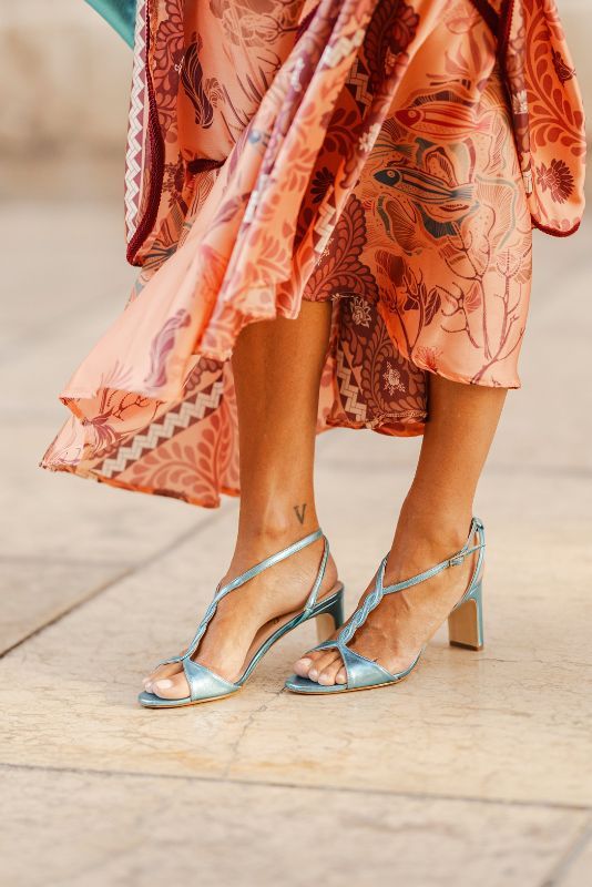 Sandalias Aqua de Cris Mata para Salo en azul metalizado, de tacón medio