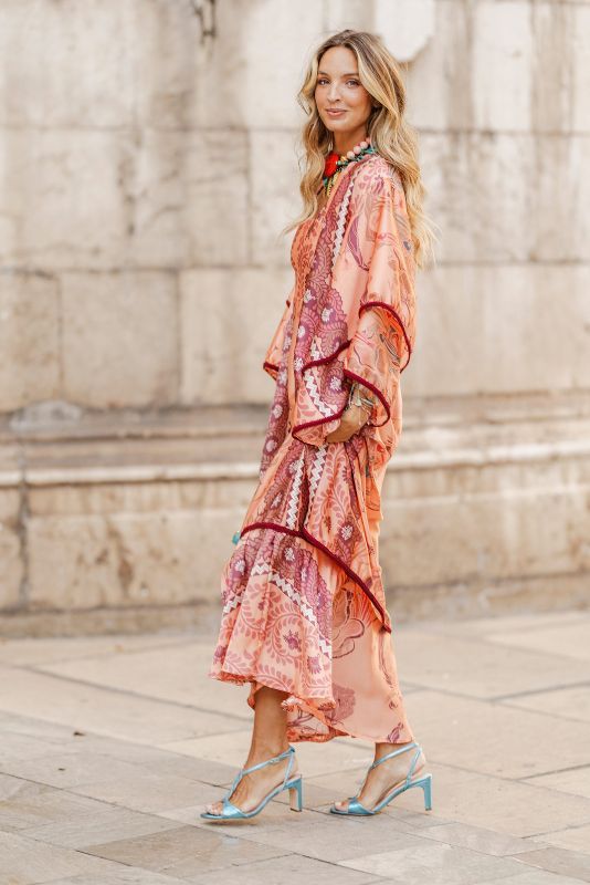 Modelo con vestido estampado y sandalias Aqua de Cris Mata para Salo