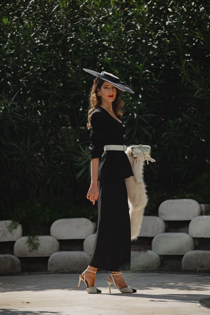 Invitada con pamela, conjunto negro y zapatos Inés R blancos y negros