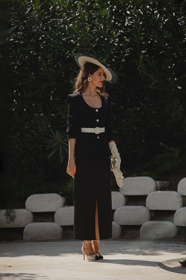 Invitada con pamela y falda negra con zapatos Inés R blancos y negros