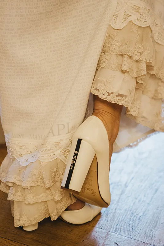 Zapato de novia color crema con iniciales grabadas en el tacón