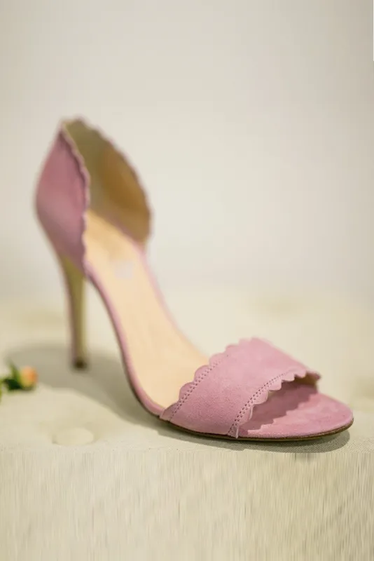 Zapato Ibiza en ante rosa con borde ondulado