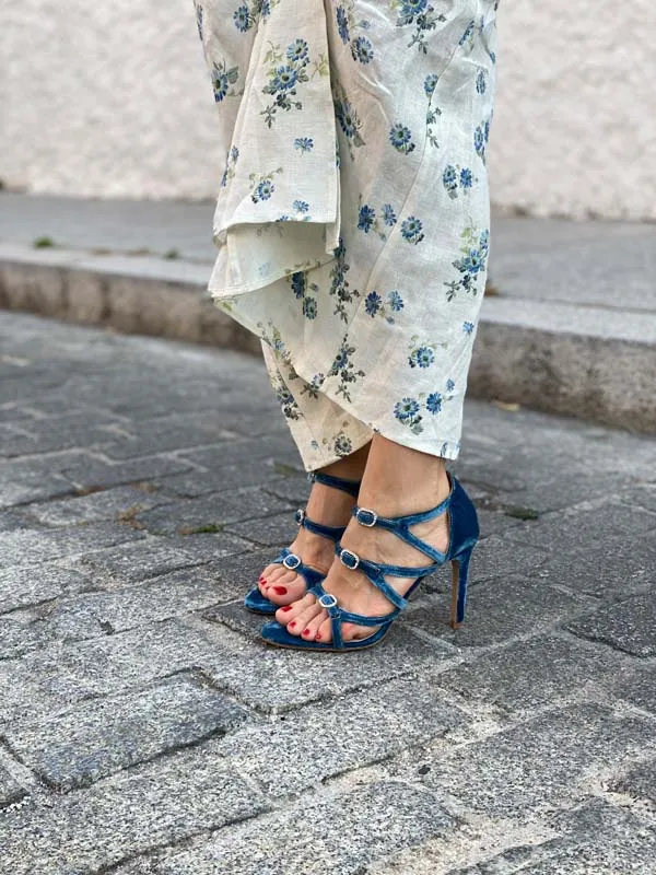 Sandalias Casilda de tiras en terciopelo azul con hebillas