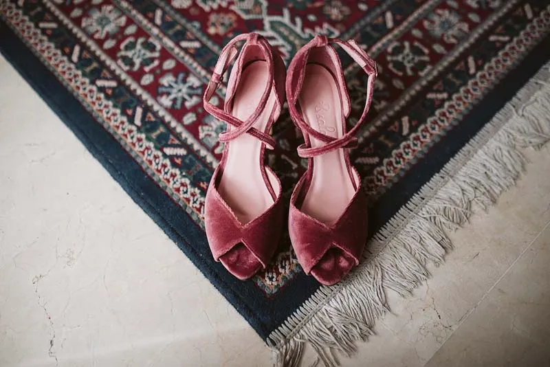 Sandalias Chicago en terciopelo rosa con pulseras cruzadas al empeine