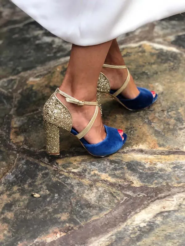 Sandalias Leticia en terciopelo azul con tacón de purpurina dorada