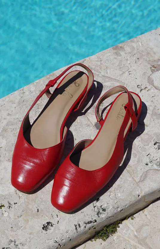 Bailarinas destalonadas Ana en piel roja junto a una piscina