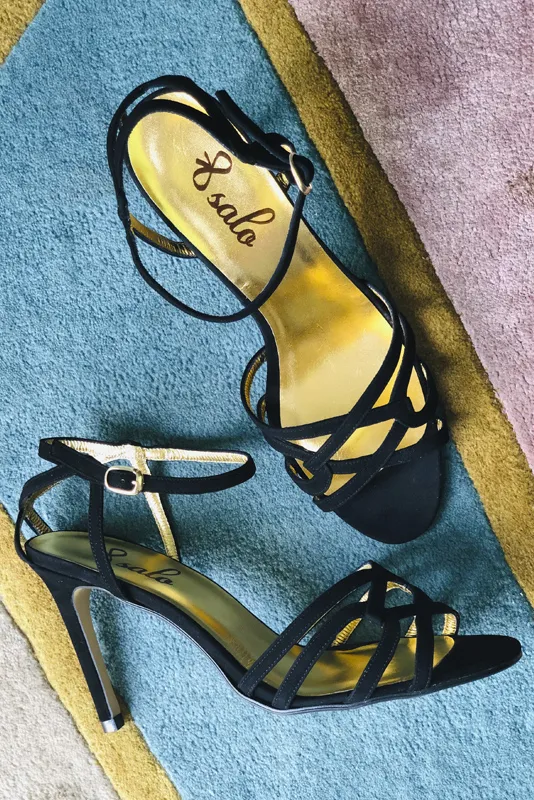 Sandalias Eva negras de tiras con plantilla dorada