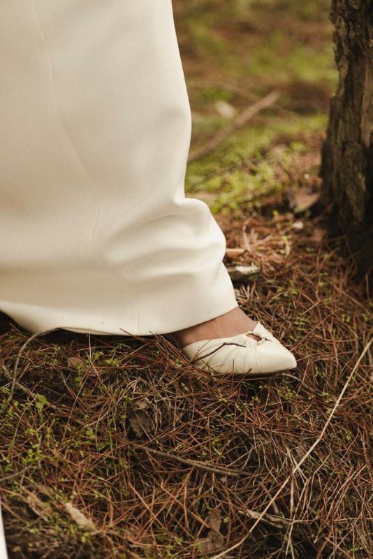Zapato destalonado Inés R blanco bajo un vestido largo