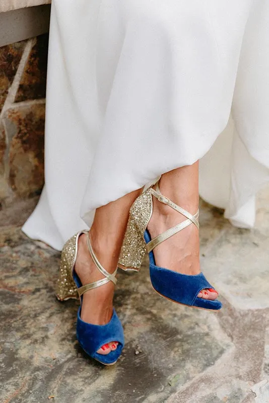 Sandalias de novia en terciopelo azul con tacón de purpurina dorada