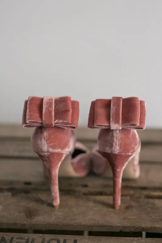 Zapatos de terciopelo rosa palo con lazo en el talón